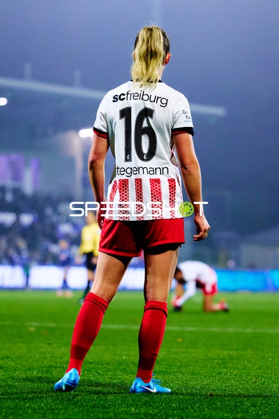 Spielerin auf dem Feld