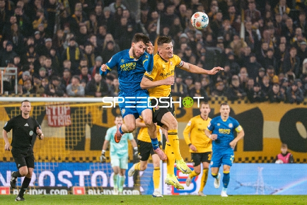 Kopfball-Duell im Spiel