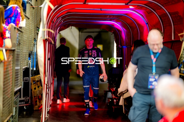 Spieler betritt Spielfeld Oskar Czertowicz (26;SG Flensburg Handewitt)