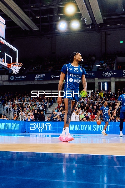 Ein Spieler von MLP Academics Heidelberg bewegt sich auf dem Spielfeld.