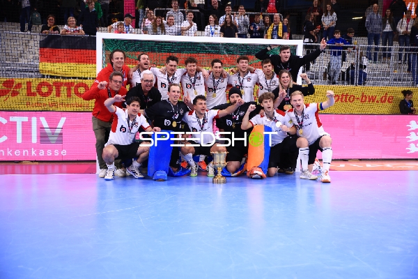 Feiernde Christoph SANDBICHLER (40; Österreich) und Florian STEYRER (15; Österreich) mit Pokal
