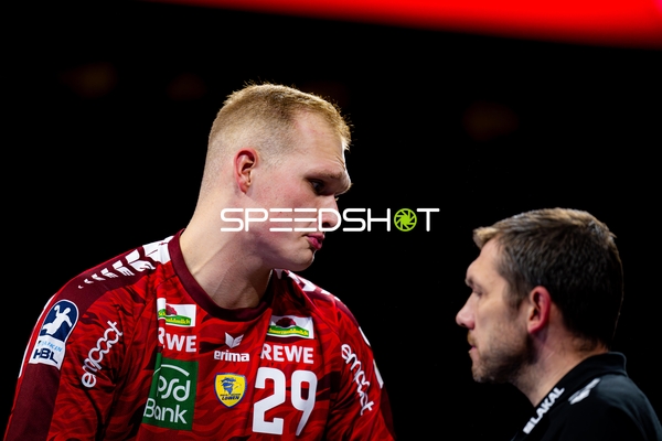 David Späth (29; Rhein Neckar Löwen) im Gespräch mit Trainer