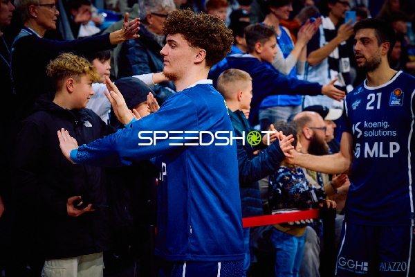 Spieler geben den Fans High-Fives