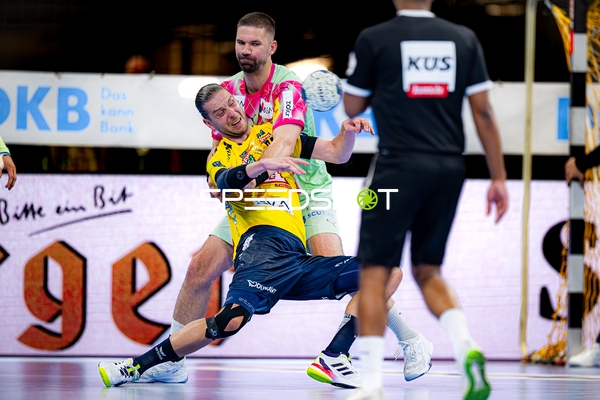 Spieler verteidigt in der Halle