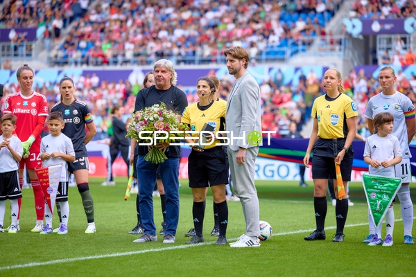 Offizielle Zeremonie vor Spiel