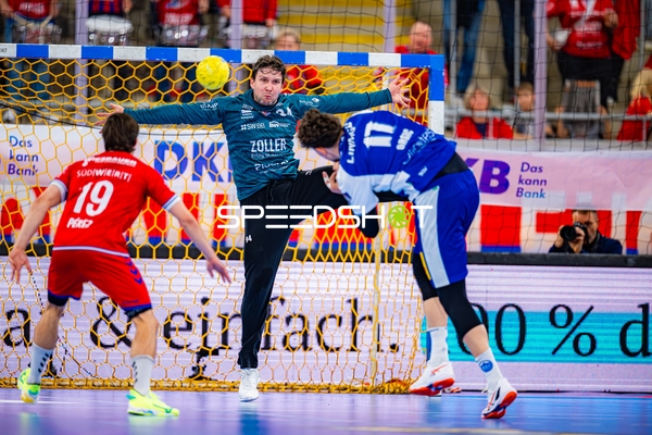 Daniel Rebmann (94, SG BBM Bietigheim) wehrt Wurf ab