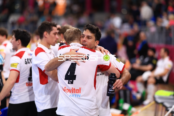 Benjamin STANZL (13; Österreich) umarmt Teamkollegen