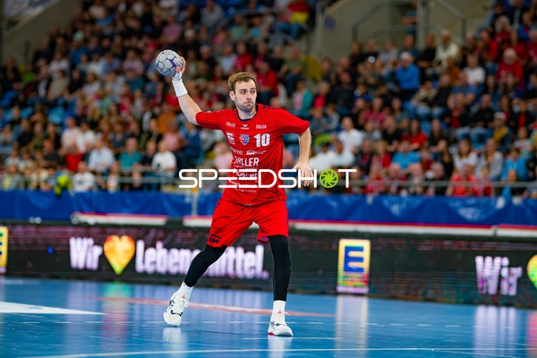 Tom Wolf (10; SG BBM Bietigheim) wirft aufs Tor