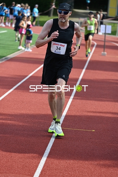 Läufer mit Startnummer 34 beim TVE Sommerlauf Edingen