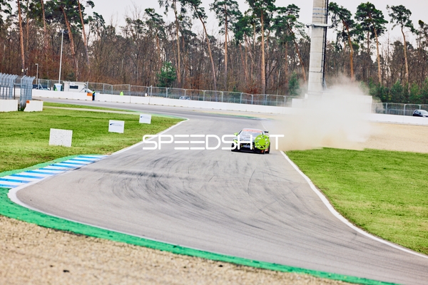 Rennwagen driftet spektakulär in Kurve