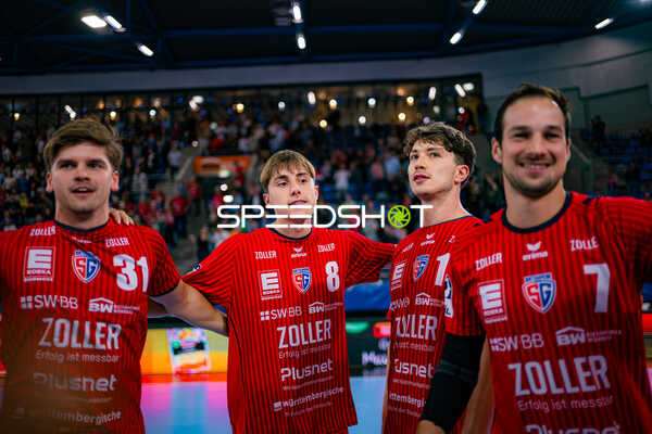 Alexander Pfeifer (31; SG BBM Bietigheim), 8; SG BBM Bietigheim, 1; SG BBM Bietigheim und Dominik Claus (7; SG BBM Bietigheim) vereint Alexander Pfeifer (31; SG BBM Bietigheim), 8; SG BBM Bietigheim, 1; SG BBM Bietigheim und Dominik Claus (7; SG BBM Bietigheim) von SG BBM Bietigheim stehen eng zusammen in der EgeTrans Arena - Fynn Nicolaus, Alexander Pfeifer, Dominik Claus