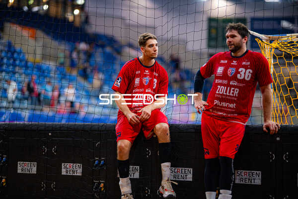 Nikola Vlahovic (3; SG BBM Bietigheim) und Jonathan Fischer (36; SG BBM Bietigheim) positionieren sich Nikola Vlahovic (3; SG BBM Bietigheim) und Jonathan Fischer (36; SG BBM Bietigheim) von SG BBM Bietigheim sitzen und lehnen am Tor - Jonathan Fischer, Nikola Vlahovic