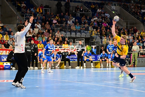 Patrick Zieker (25; TVB 1898 Stuttgart) wirft aufs Tor