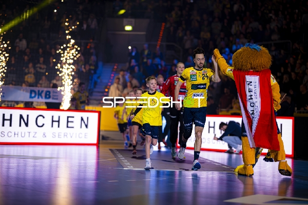 Einlauf von Patrick Groetzki (24; Rhein Neckar Löwen) und David Späth (29; Rhein Neckar Löwen)