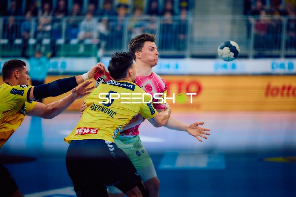 Ein Spieler der Rhein Neckar Löwen versucht, den Ball zu verteidigen.