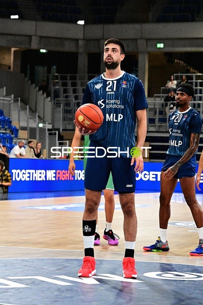 Mateo Šerić (21; MLP) mit Ball, Michael Weathers (20; MLP) bereit