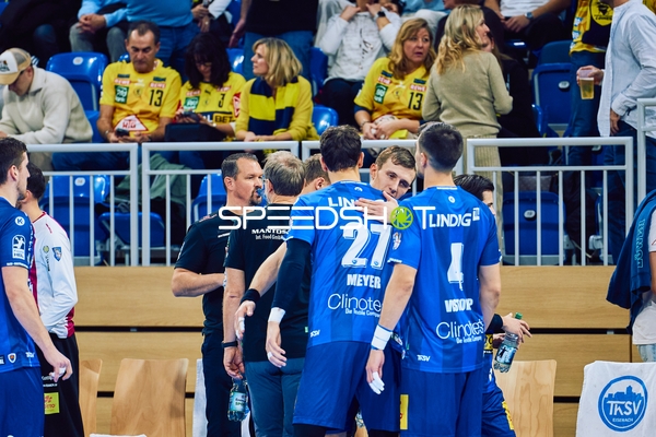 Spieler von ThSV Eisenach umarmen sich während einer Spielunterbrechung.