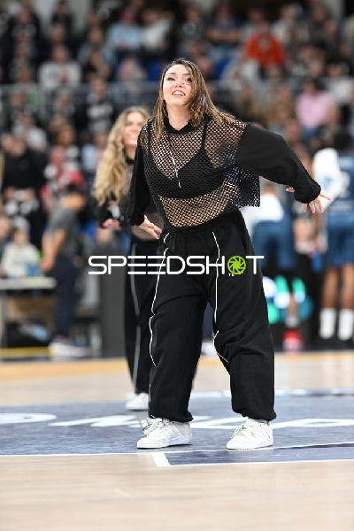 Basketball-Szene mit Cheerleaderinnen