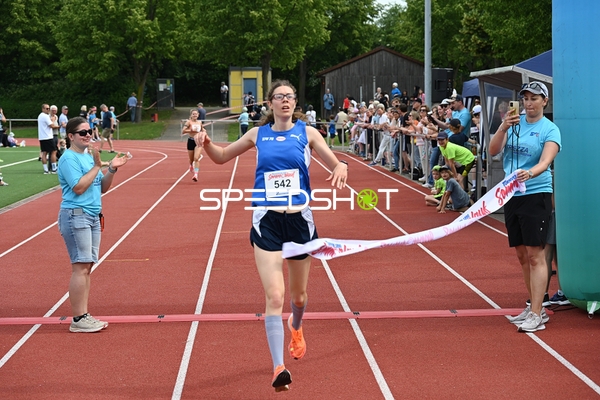 Läuferin erreicht Ziellinie