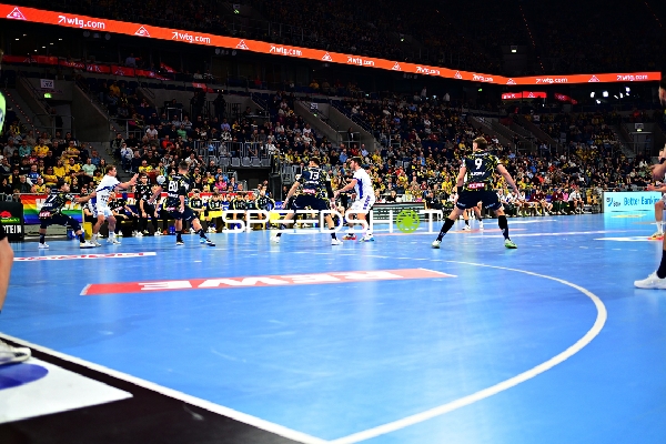 Szene mit Niklas Weller (13; HSV Hamburg) und Steven Plucnar Jacobsen (9; Rhein Neckar Löwen)