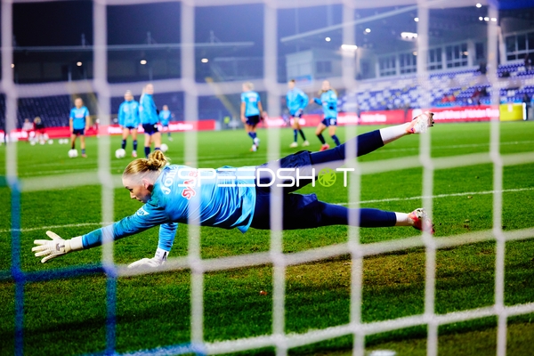 Torwartparade im Strafraum