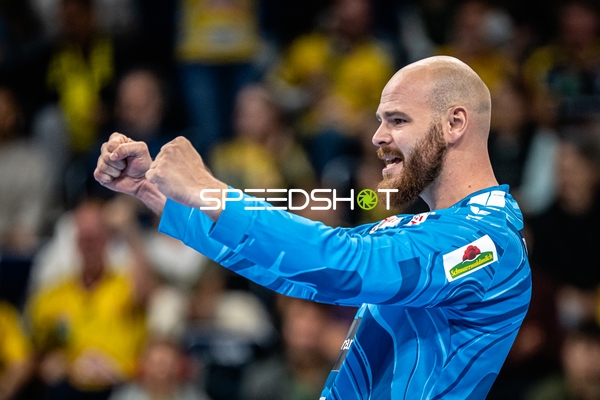 Mike Jensen (20; Rhein Neckar Löwen) steht bereit im Tor