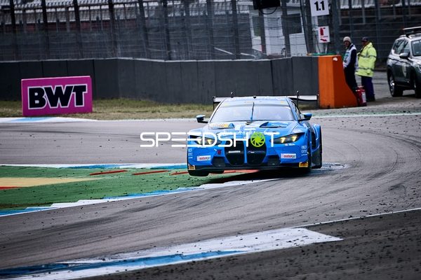 Fahrzeug auf der Rennstrecke