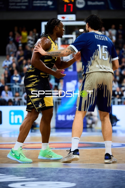 Spielszene mit Marcel Keßen (15; MLP Academics Heidelberg) und Stefan Smith (3; MHP Riesen Ludwigsburg)