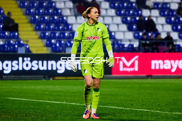 Torwart Laura Dick (1; TSG Hoffenheim Frauen) in Aktion