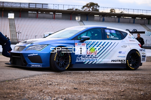 Rennwagen von Mierschke Motorsport auf der Strecke