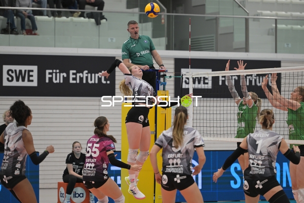 Lea Feistritzer (8; Schwarz-Weiß Erfurt) schmettert am Netz