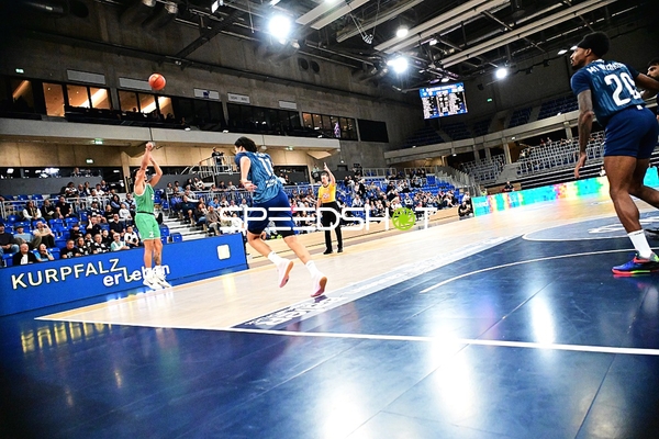 Michael Weathers (20; MLP) wirft auf Korb