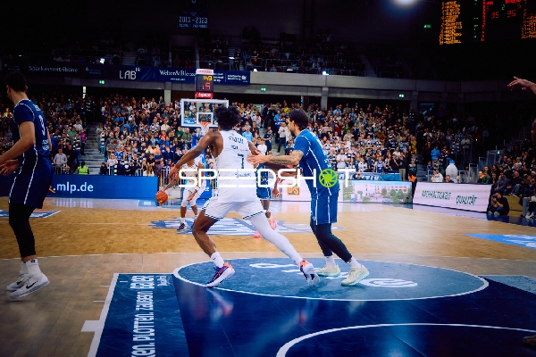 Ein Spieler von MLP Academics Heidelberg dribbelt den Ball und wird von einem Spieler von Brose Bamberg verteidigt.