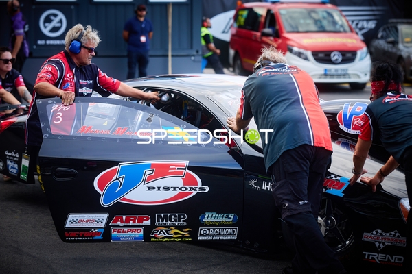 Pro Stock Rennwagen in der Boxengasse