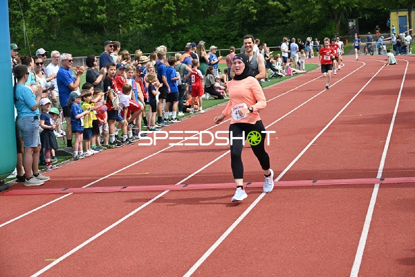 Läuferin überquert Ziellinie