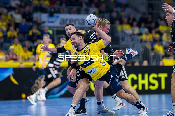 Dani Baijens (77; Rhein Neckar Löwen) und Jannik Kohlbacher (80; Rhein Neckar Löwen) im Zweikampf