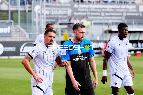 Duell zwischen Kwabe Schulz (2; SV Sandhausen), Louis Kolbe (3; SV Sandhausen) und Tim Weißmann (4; FSV Frankfurt)