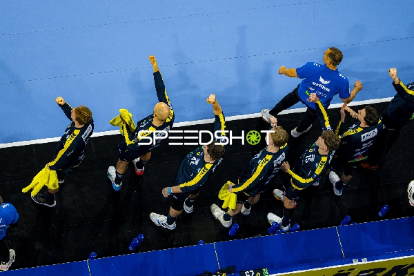 Jubel mit David More (15; Rhein Neckar Löwen) und Teamkollegen