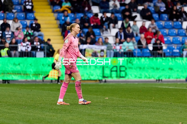 Torwart Laura Dick (1; TSG Hoffenheim Frauen) in Aktion