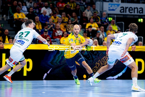 Zweikampf zwischen Lukas Sandell (11; Rhein Neckar Löwen) und Oskar Sunnefeldt (27; FAG)