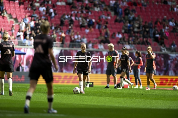FC Bayern Spielerinnen Aufwärmen
