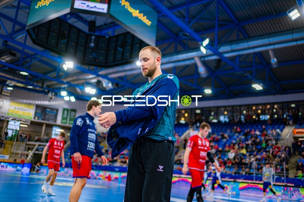 Fredrik Genz (16, SG BBM Bietigheim) zieht Jacke aus