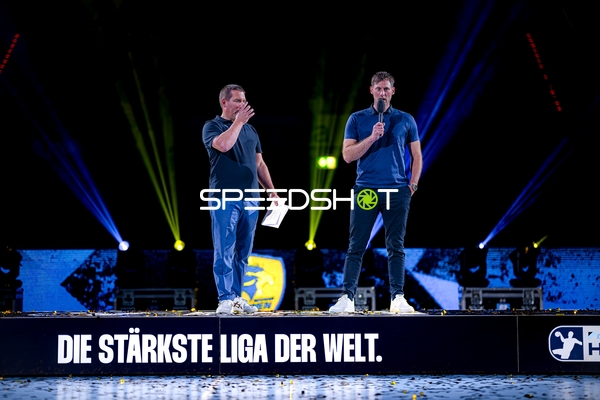 Offizielle auf Bühne