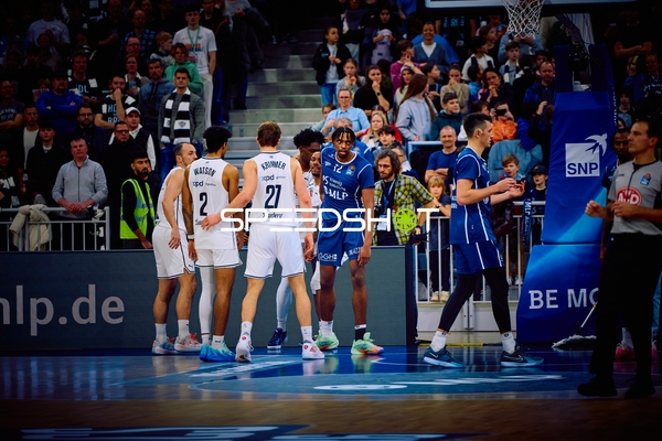 Spieler diskutieren während des Spiels.