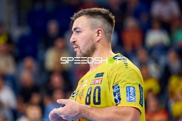 Ein Spieler der Rhein Neckar Löwen bereitet sich auf das Spiel vor.