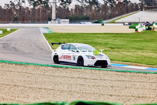 Rennwagen fährt durch Kurve