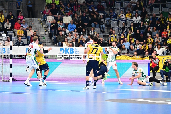 Spielsituation vor dem Tor in der SAP Arena