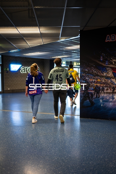 Spieler gehen gemeinsam durch Arena