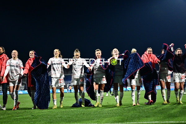 Spielerinnen feiern gemeinsam