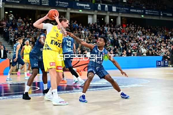 DJ Horne (0; MLP Academics Heidelberg) gegen Rickey Paulding (23, EWE Baskets Oldenburg)